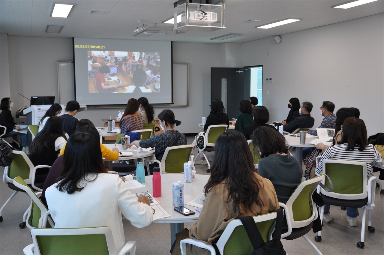 사진2 - 제13회 한국배움의공동체연구회 전국 세미나(10.14~16) 초중고 13편의 분과 수업 영상을 보고, 수업 임상 연구를 하고 있다. 