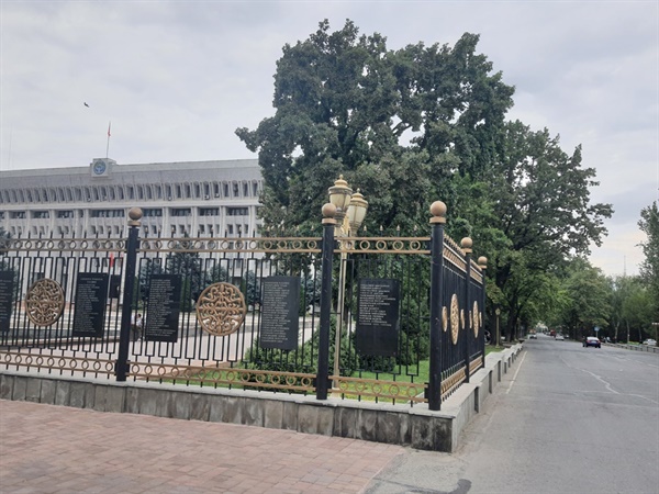 백악관은 현재 대통령 집무실이 없으며 대부분 철제 울타리도 철거되어 있다. 다만 희생자를 기리기 위해 몇몇 울타리는 안아 있다.