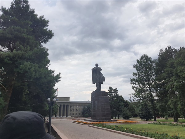 원래 광장 중앙에 서 있던 레닌 동상은 그 자리를 마나스 장군에게 내 주고 광장 뒤편으로 옮겼다. 어딘지 모르게 뒷방 늙은이 느낌이 풍겼다.
