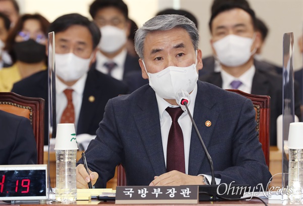 이종섭 국방부 장관이 24일 서울 여의도 국회에서 열린 국방위원회 종합감사에서 의원들의 질의에 답변하고 있다.