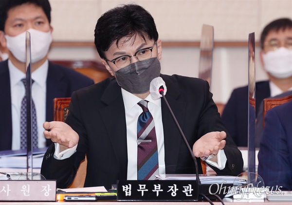 한동훈 법무부 장관이 24일 서울 여의도 국회에서 열린 법제사법위원회 종합감사에서 의원들의 질의에 답변하고 있다.