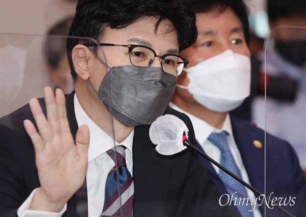 한동훈 법무부 장관이 24일 서울 여의도 국회에서 열린 법제사법위원회 종합감사에서 의원들의 질의에 답변하고 있다.

