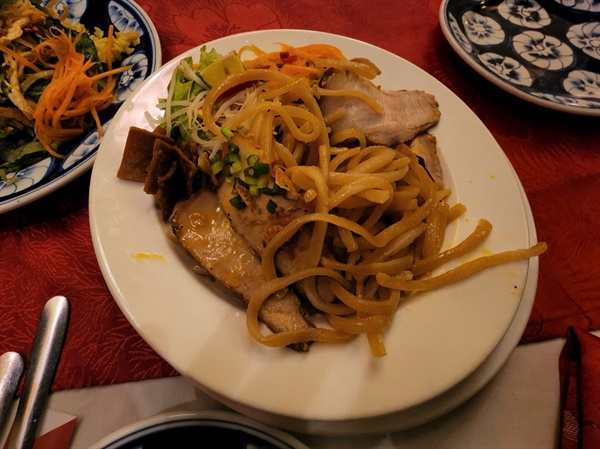 호이안을 대표하는 요리 까오러우는 일본의 우동과 중국, 베트남의 요소가 합쳐진 독특한 음식이다.