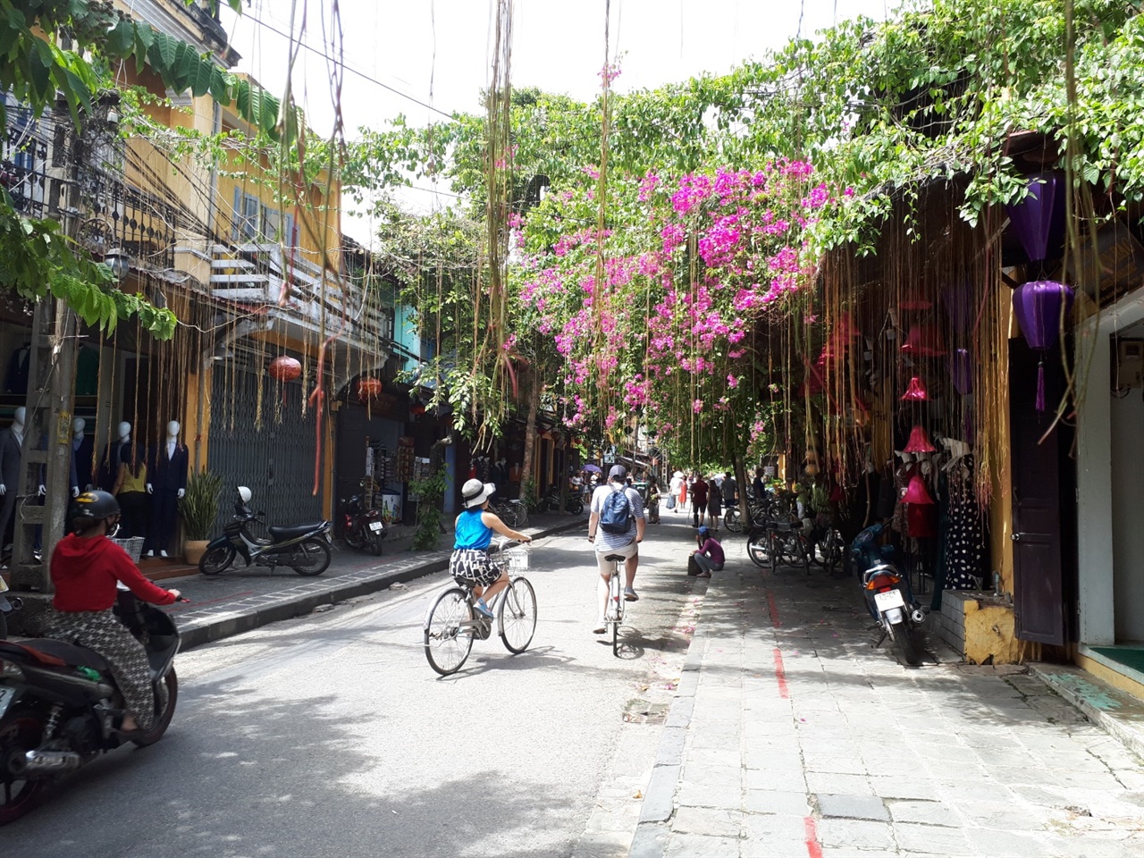 호이안의 길거리는 아름답기로 유명하다. 구시가에는 세계각국에서 오는 여행자들로 붐빈다.