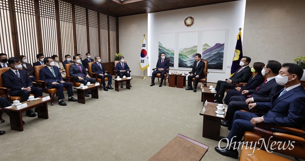  윤석열 대통령이 25일 서울 여의도 국회에서 내년도 정부 예산안에 대한 시정연설에 앞서 김진표 국회의장, 김명수 대법원장, 한덕수 국무총리, 여야 지도부를 비롯한 참석자들과 환담하고 있다.