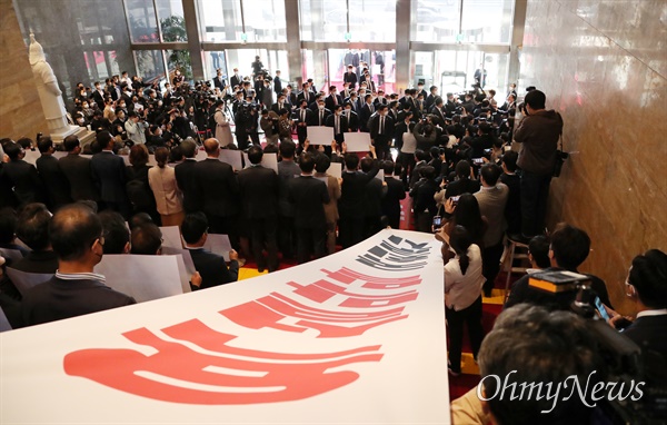 더불어민주당 의원들이 서울 여의도 국회의사장 로텐더홀 계단에서 시정연설을 위해 들어오는 윤석열 대통령을 향해 침묵시위를 하고 있다.
