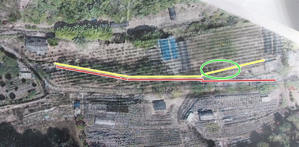 골령골 2학살지 추정도. 노란색 선은 1950년 구덩이가 있었던 곳으로 추정되는 곳이고, 붉은 색 선은 현재 2차선 도로다. 대부분 유해가 2파선 도로 확포장과정에서 훼손된 것으로 보인다. 푸른색 원안이 현재 유해가 발견된 25m지점이다.
