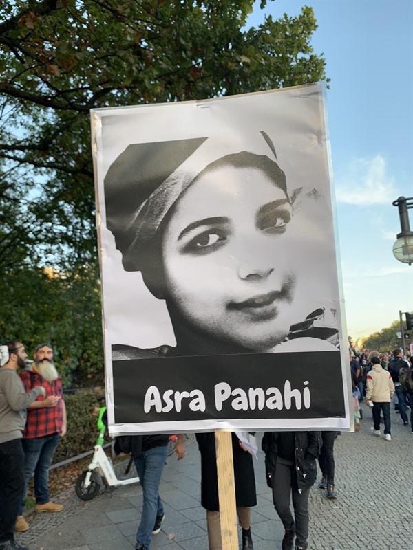 10월 12일 10대 소녀  아스라 파나히 (Asra Panahi 16세)는 친정부 집회에 참가해 노래를 부르라는 요구를 거절하자  당시 Shahed 여고에 출동한 사복 군인들에 의한 구타로 사망했다고 전해진다. 