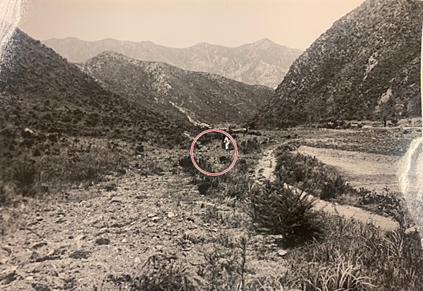 1950년 7월 또는 8월, 대전을 점령한 북한군과 함께 골령골 현장을 방문한 영국 <데일리 워커>의 앨런 위닝턴 기자가 찍은 대전 골령골 학살현장 모습이다.  골령골 2학살지로 이름 붙인 곳이 대부분 화면에 들어 있다. 붉은 색 원안은 이번에 유해가 확인된 곳이다.