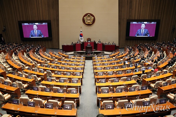 '텅 빈' 좌석 향해 연설하는 윤석열 대통령 윤석열 대통령이 25일 오전 국회 본회의장에서 내년도 정부 예산안에 대한 시정연설을 하고 있다. 민주당 의원들이 불참해 좌석이 비어 있다.