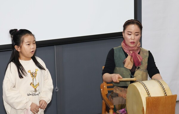  경상남도 무형문화재 제9호 판소리 수궁가 보유자 후보인 이윤옥 씨는 현재 사천에서 제자들을 가르치고 있다. 이날 그녀의 제자 용현초 2학년 학생이 진양조 장단 '시연'에 나섰다.