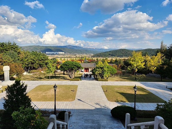  경주 통일전 서원문 앞에서 찍은 은행나무 가로수길 전체 모습