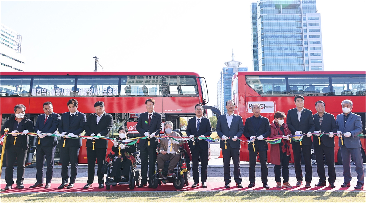 대전시는 25일 오후 시청 남문광장에서 간선급행버스(BRT) B1 노선에 오는 11월 14일 부터 투입되는 2층 전기저상버스 시승식을 개최했다.