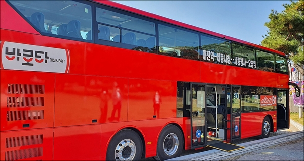 대전시는 25일 오후 시청 남문광장에서 간선급행버스(BRT) B1 노선에 오는 11월 14일 부터 투입되는 2층 전기저상버스 시승식을 개최했다. 사진은 휠체어가 탑승할 수 있는 바로타 저상버스.