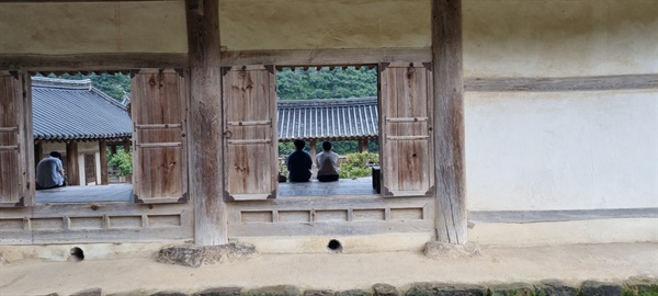 여행객들은 입교당 중앙에 앉아 여러 폭 병풍 같은 만대루의 기둥 사이로 보이는 병산을 감상한다. 