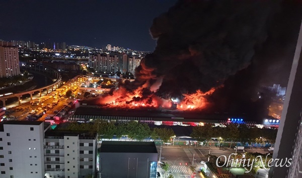  영남에서 가장 큰 농수산물 시장인 대구 매천시장에서 25일 오후 8시 27분께 불이 나 소방당국이 화재를 진압하고 있다.