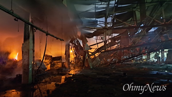 영남에서 가장 큰 농수산물 시장인 대구 매천시장에서 25일 오후 8시 27분께 불이 나 소방당국이 화재를 진압하고 있다.