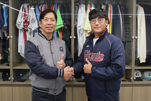  26일 롯데와 다년계약을 맺은 박세웅(오른쪽)이 사진 촬영에 임하고 있다.