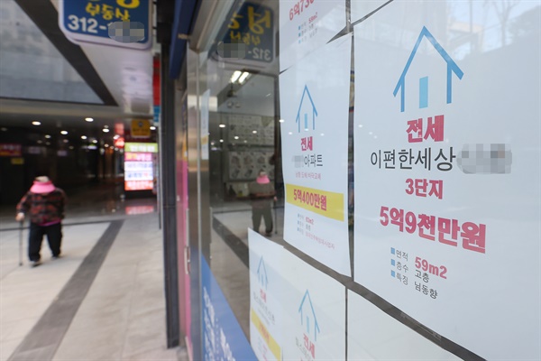 계속되는 금리 인상 충격에 서울 아파트 중위 전셋값이 6억원 이하로 떨어진 가운데 25일 서울 시내의 한 부동산 중개업소에 전세 매물 정보가 붙어 있다.