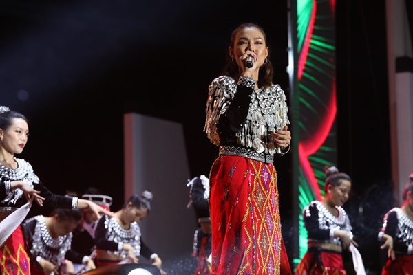 미얀마 가수 아몬.