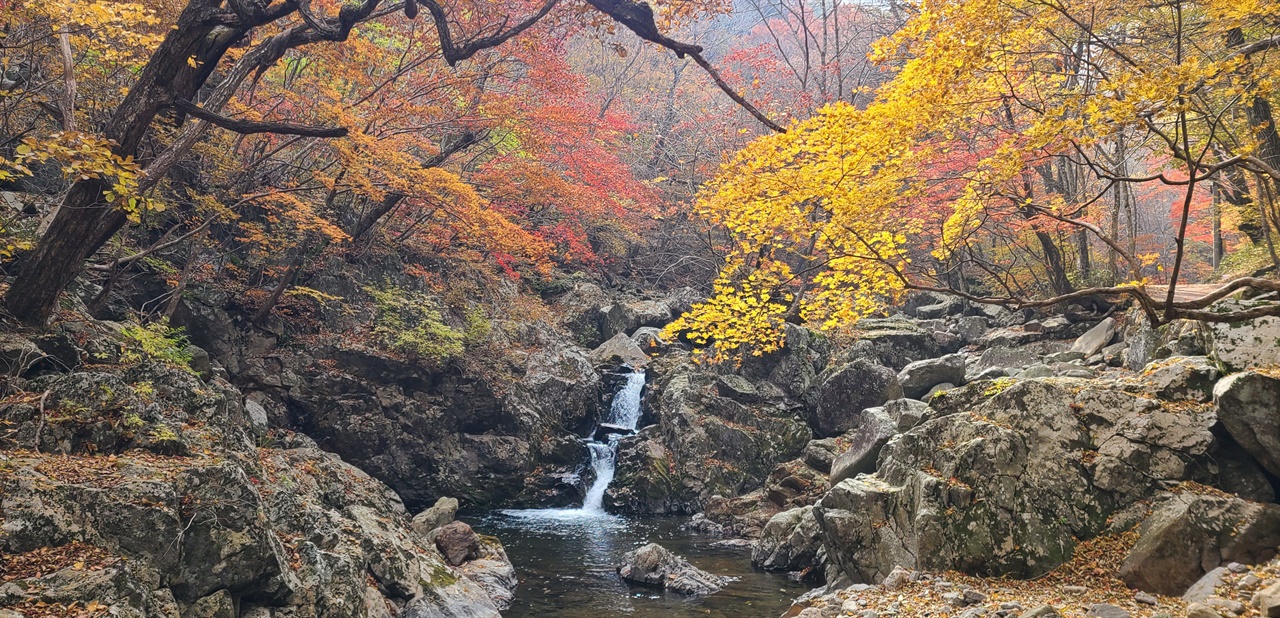 구천동 제28경이다. 선녀들이 무지개를 타고 내려와 놀았던 곳이다.