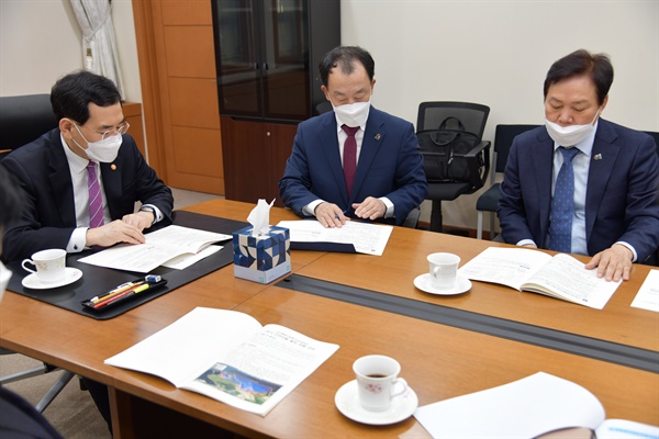  박완수 경남도지사는 26일 서울을 방문해 이창양 산업통상자원부 장관과 이종호 과학기술정보통신부 장관을 만났다.