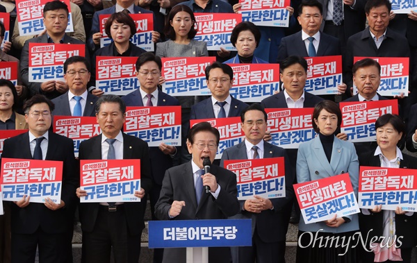 이재명 더불어민주당 대표가 26일 서울 여의도 국회 본청 계단 앞에서 열린 민생파탄·검찰독재 규탄대회에서 발언하고 있다. 