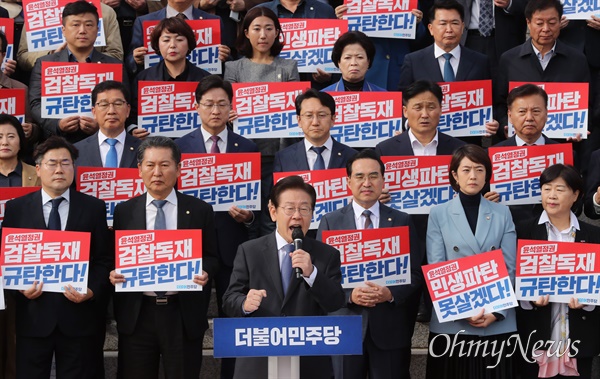  이재명 더불어민주당 대표가 26일 서울 여의도 국회 본청 계단 앞에서 열린 민생파탄·검찰독재 규탄대회에서 발언하고 있다. 