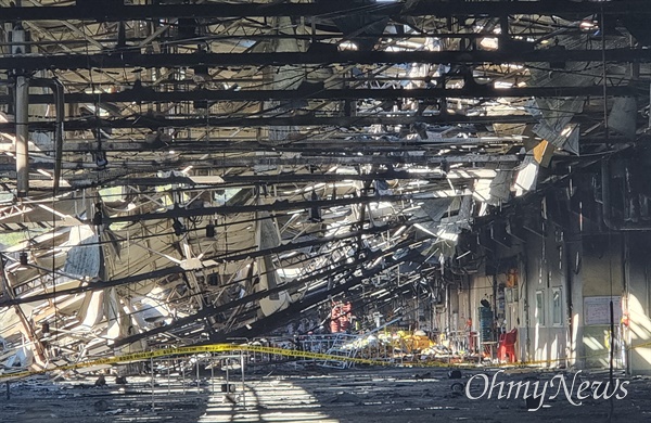 지난 25일 오후 대구 농수산물 도매시장인 매천시장에 화재가 발생해 샌드위치 패널 지붕이 내려앉았다.