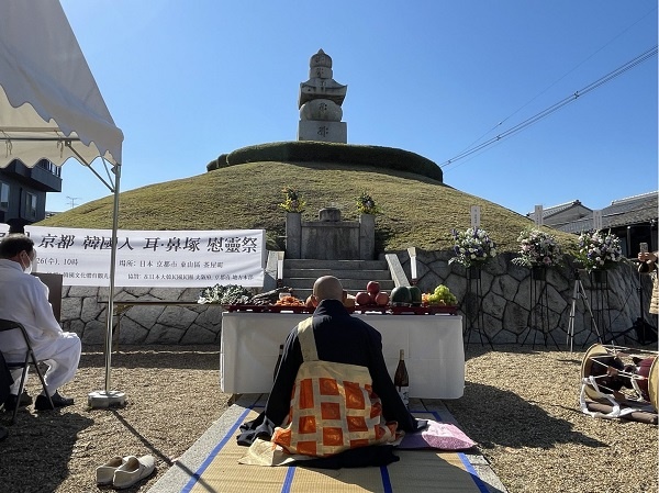           26일 오전 교토 귀무덤 위령제에서 스님이 독경을 외우며 영혼을 위로하고 있습니다.이 행사는 겨레얼살리기국민운동본부(이권제 이사장), 민단, 오사카총영사관, 교토한국교육원이 중심이 되어 열렸습니다.