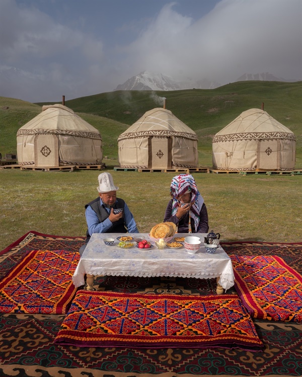 키르기스스탄 어딜 가나 펼쳐진 초원에서 비단처럼 수놓은 별 바다를 보며 춤출 날을 기다리며