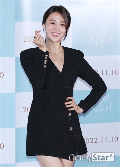 박하선 배우가 27일 오후 서울 용산구의 한 상영관에서 열린 영화 <첫번째 아이> 시사회에서 포토타임을 갖고 있다. 