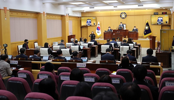 서산시의회는 28일 열린 본회의에서 민주당 문수기 의원이 대표 발의한 ‘서산시의회 교섭단체 구성 및 운영 조례안’을 부결시켰다.