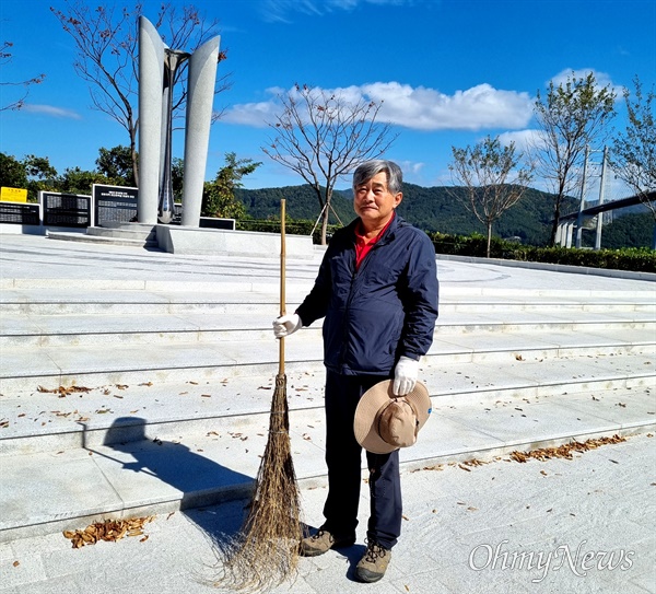  이정석(67)씨가 창원마산에 세워진 '한국전쟁 전후 민간인 희생자 추모 위령탑'에 거의 매일 빗자루로 청소하고 있다.