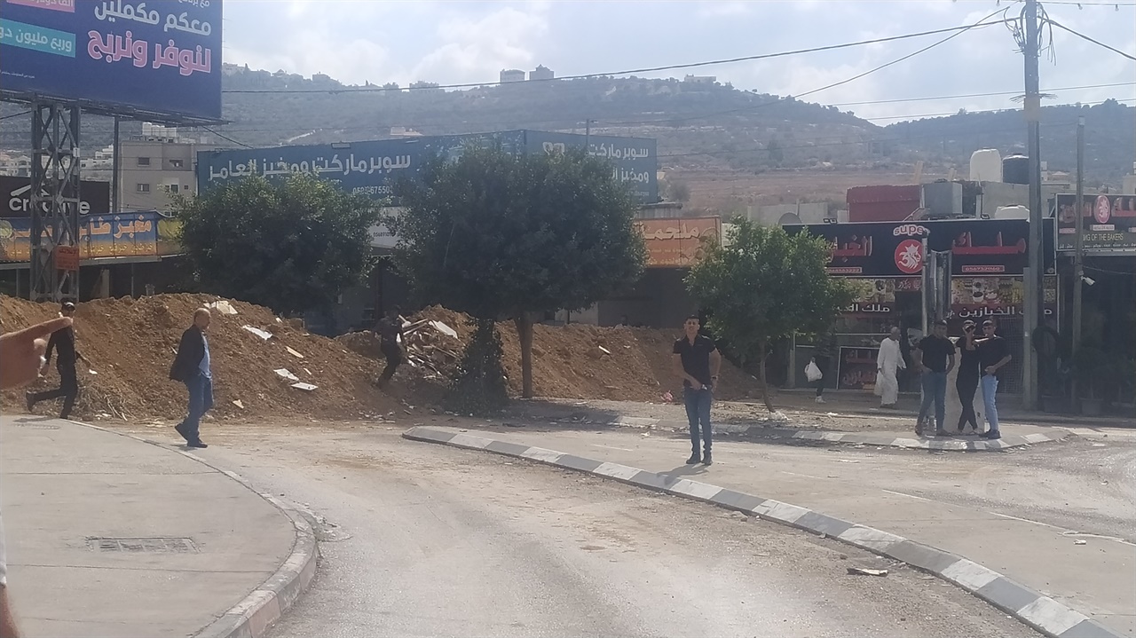 나블루스 데이 샤라프에서 북부지역으로 연결된 도로, 이스라엘 군이 도로를 흙으로 막아 차량 운행이 불가능해 졌다