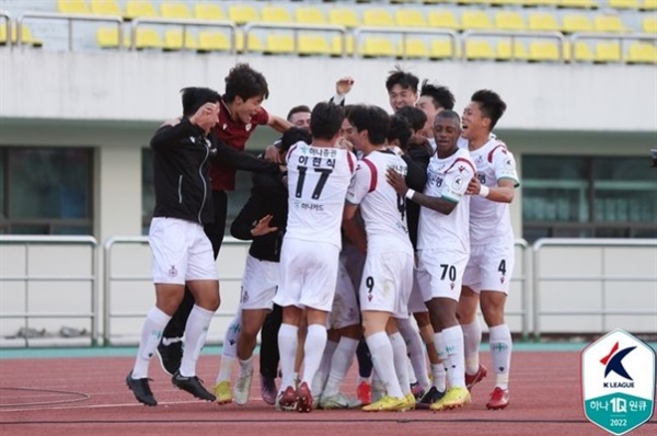 대전하나시티즌 대전이 김천과의 K리그 승강플레이오프 2차전에서 득점 이후 기뻐하고 있다. 