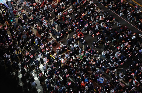 29일 오후 서울 청계광장 인근에서 촛불전환행동 주최로 윤석열 정부의 퇴진을 요구하는 제12차 촛불집회가 열리고 있다. 