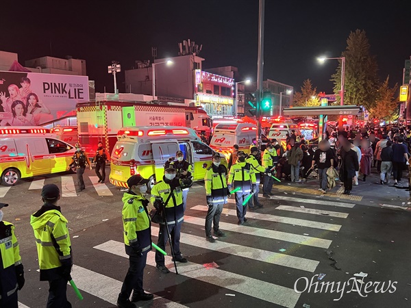 30일 오전 1시께 서울 용산구 이태원 해밀턴 호텔 앞에 구급차 및 소방·경찰관들이 이태원 사고 현장에 위치해 있다. 
