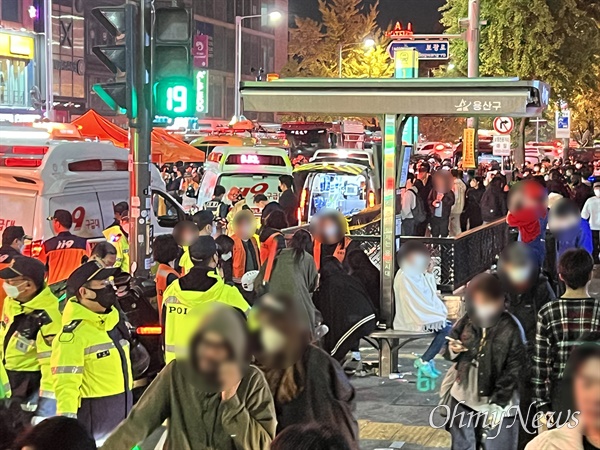 지난 10월 30일 오전 1시께 서울 용산구 이태원 해밀톤 호텔 앞에 구급차 및 소방·경찰관들이 이태원 참사 현장에 위치해 있다. 