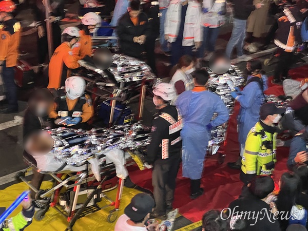 서울 용산구 이태원동 일대에 핼러윈을 앞두고 대규모 인파가 몰리면서 인명사고가 발생한 가운데 30일 오전 1시 10분께 사고 현장 인근에서 부상자들이 치료를 받고 있다.