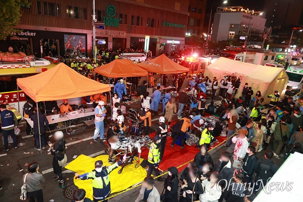 핼러윈 축제가 열리던 서울 용산구 이태원에서 29일 밤 10시22분경 대규모 압사사고가 발생해 1백여명이 사망하고 다수가 부상을 당하는 참사가 발생했다. 현장에서 구급대원들이 부상자들을 돌보고 있다.