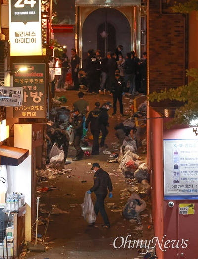 핼러윈 축제가 열리던 서울 용산구 이태원에서 10월 29일 밤 10시22분경 대규모 압사사고가 발생해 1백여명이 사망하고 다수가 부상을 당하는 참사가 발생했다. 참사가 발생한 좁은 골목길 바닥에 사람들의 소지품이 어지럽게 흩어져 있다.