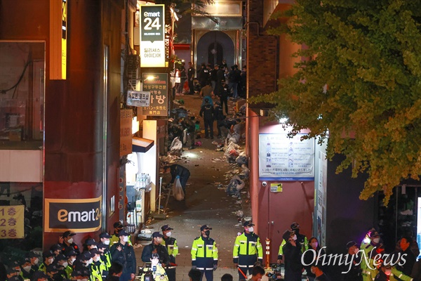 핼러윈 축제가 열리던 서울 용산구 이태원에서 10월 29일 밤 10시22분경 대규모 압사사고가 발생해 1백여명이 사망하고 다수가 부상을 당하는 참사가 발생했다. 참사가 발생한 좁은 골목길 바닥에 사람들의 소지품이 어지럽게 흩어져 있다.
