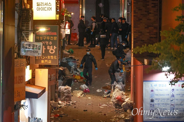 핼러윈 축제가 열리던 서울 용산구 이태원에서 29일 밤 10시22분경 대규모 압사사고가 발생해 150여명이 사망하고 다수가 부상을 당하는 참사가 발생했다. 참사가 발생한 좁은 골목길 바닥에 사람들의 소지품이 어지럽게 흩어져 있다.
