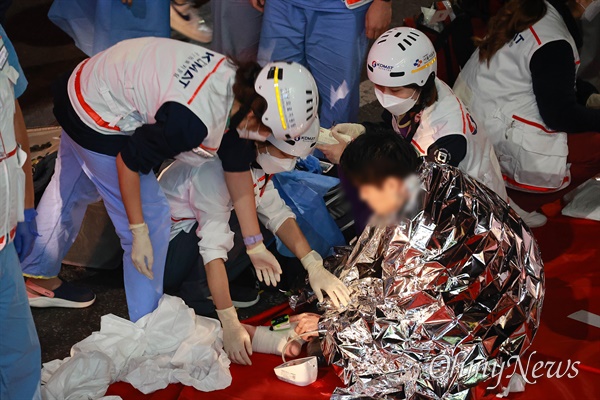 핼러윈 축제가 열리던 서울 용산구 이태원에서 29일 밤 10시22분경 대규모 압사사고가 발생해 1백여명이 사망하고 다수가 부상을 당하는 참사가 발생했다. 현장에서 구급대원들이 부상자들을 돌보고 있다.