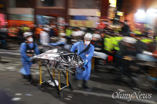 핼러윈 축제가 열리던 서울 용산구 이태원에서 29일 밤 10시22분경 대규모 압사사고가 발생해 1백여명이 사망하고 다수가 부상을 당하는 참사가 발생했다. 구급대원들이 사망자들을 이송하고 있다.