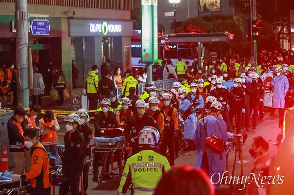 핼러윈 축제가 열리던 서울 용산구 이태원에서 10월 29일 밤 10시22분경 대규모 압사사고가 발생해 1백여명이 사망하고 다수가 부상을 당하는 참사가 발생했다. 구급대원들이 참사 현장 부근 임시 안치소에서 사망자 이송을 위해 길게 줄지어 대기하고 있다.