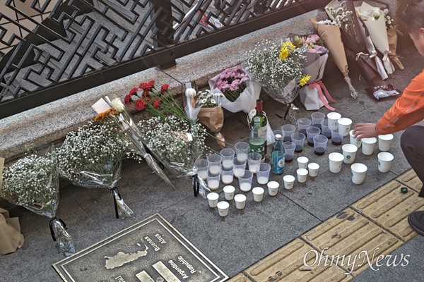 이태원 압사 참사가 발생한 이태원역 1번 출구 인근에 시민들이 꽃과 술잔을 올리며 희생자들을 추모하고 있다.