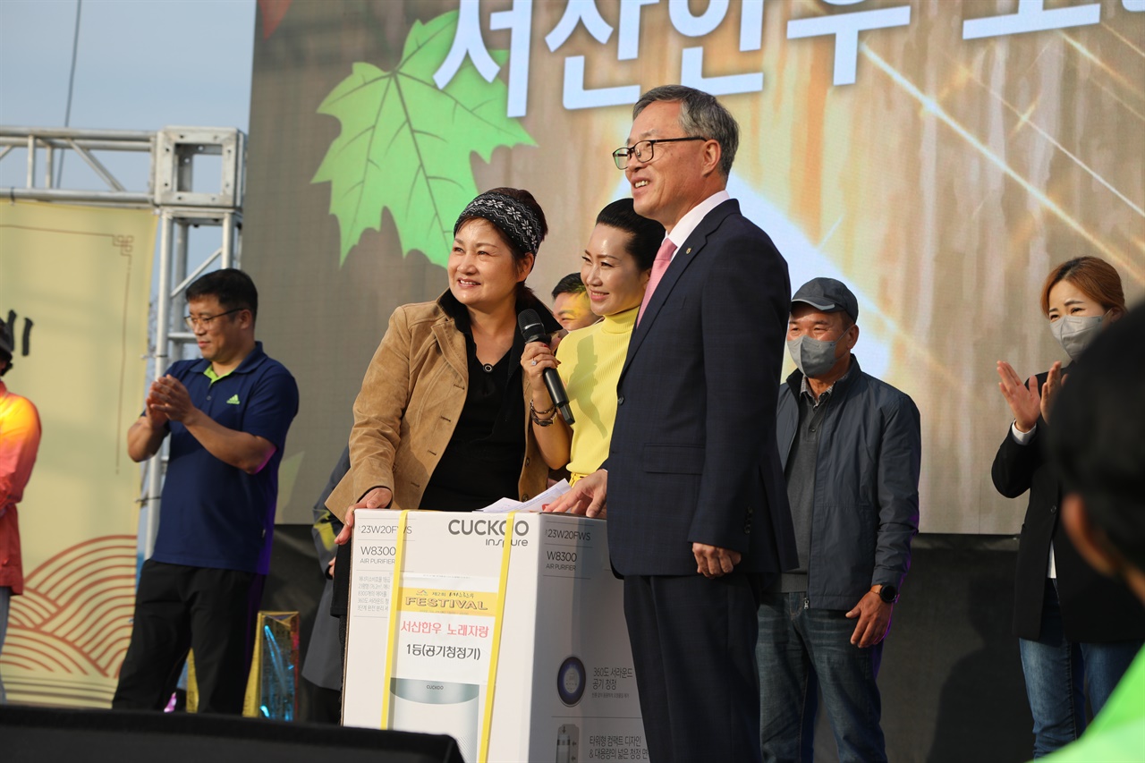 시민노래자랑에서 대상을 받은 이서경씨 왼쪽 첫번째