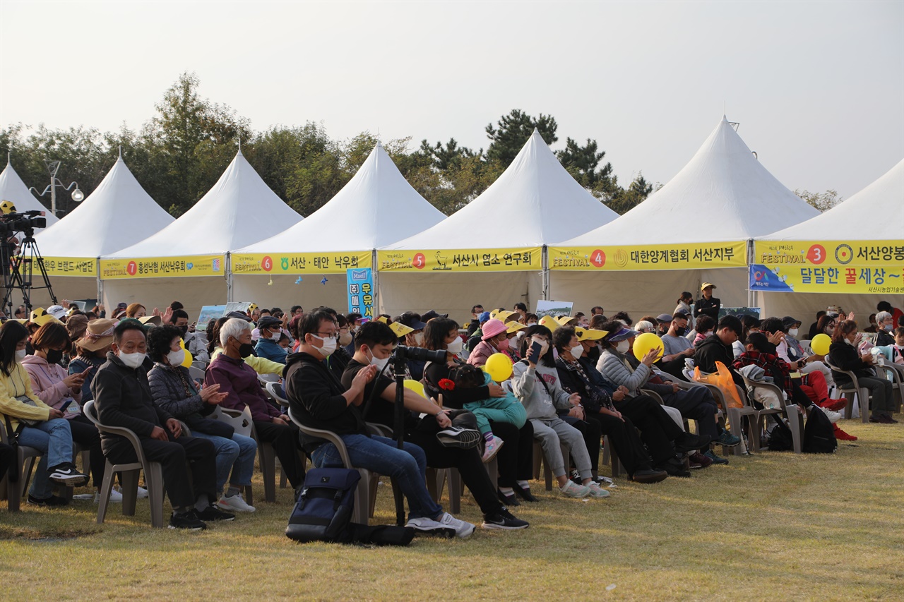 서산태안 육산한마당축제에 모인 군중들 .